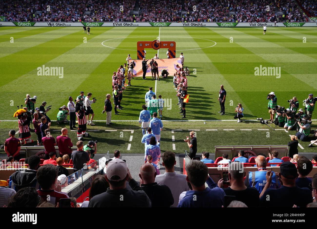 Die Spieler in Brentford bilden vor dem Spiel der Premier League im GTECH Community Stadium in London eine Ehrenwache für die Premier League Champions in Manchester City. Foto: Sonntag, 28. Mai 2023. Stockfoto