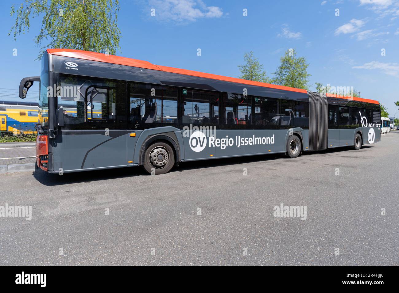 OV Regio Ijsselmond Solaris Urbino 18 Gelenkbus am Busbahnhof Zwolle Centraal Stockfoto