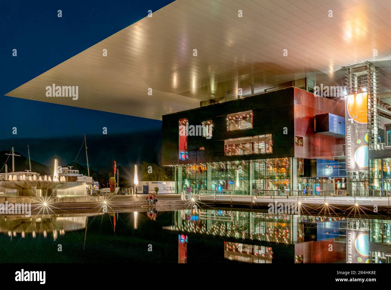 Luzern Kultur- und Kongresszentrum (KKL) bei Nacht, Vierwaldstättersee, Schweiz Stockfoto