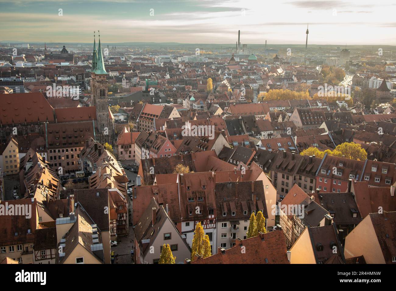 Luftaufnahme der Dächer von Nürnberg in Europa. Herbstsaison in der schönen Stadt in Deutschland. Bayerische Architektur von oben. Stockfoto