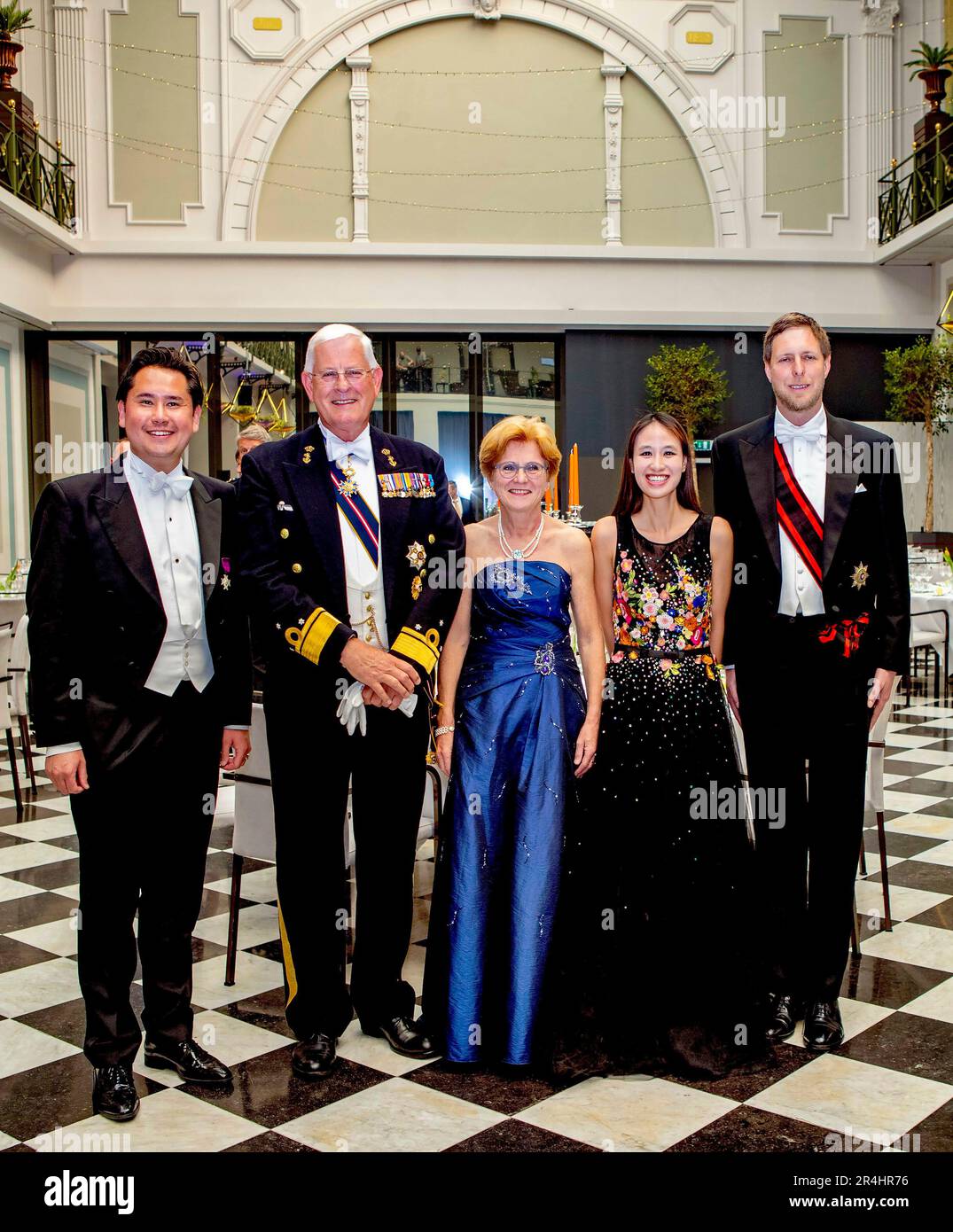 Amsterdam, Niederlande. 27. Mai 2023. Clemens van Steijn, vizeadmiraal Matthieu Borsboom und Ernie Borsboom, Dr. Estelle Dinh und Kronprinz Leka II. Von Albanien im Grand Hotel Krasnapolsky in Amsterdam am 27. Mai 2023, um am Tulips Ball 2023 teilzunehmen, findet ebenfalls eine Wohltätigkeitsauktion zugunsten der Queen Geraldine Foundation statt, Gegründet von Prinzessin Elia von Albanien. Credit: Albert Nieboer/Netherlands OUT/Point De Vue OUT/dpa/Alamy Live News Stockfoto