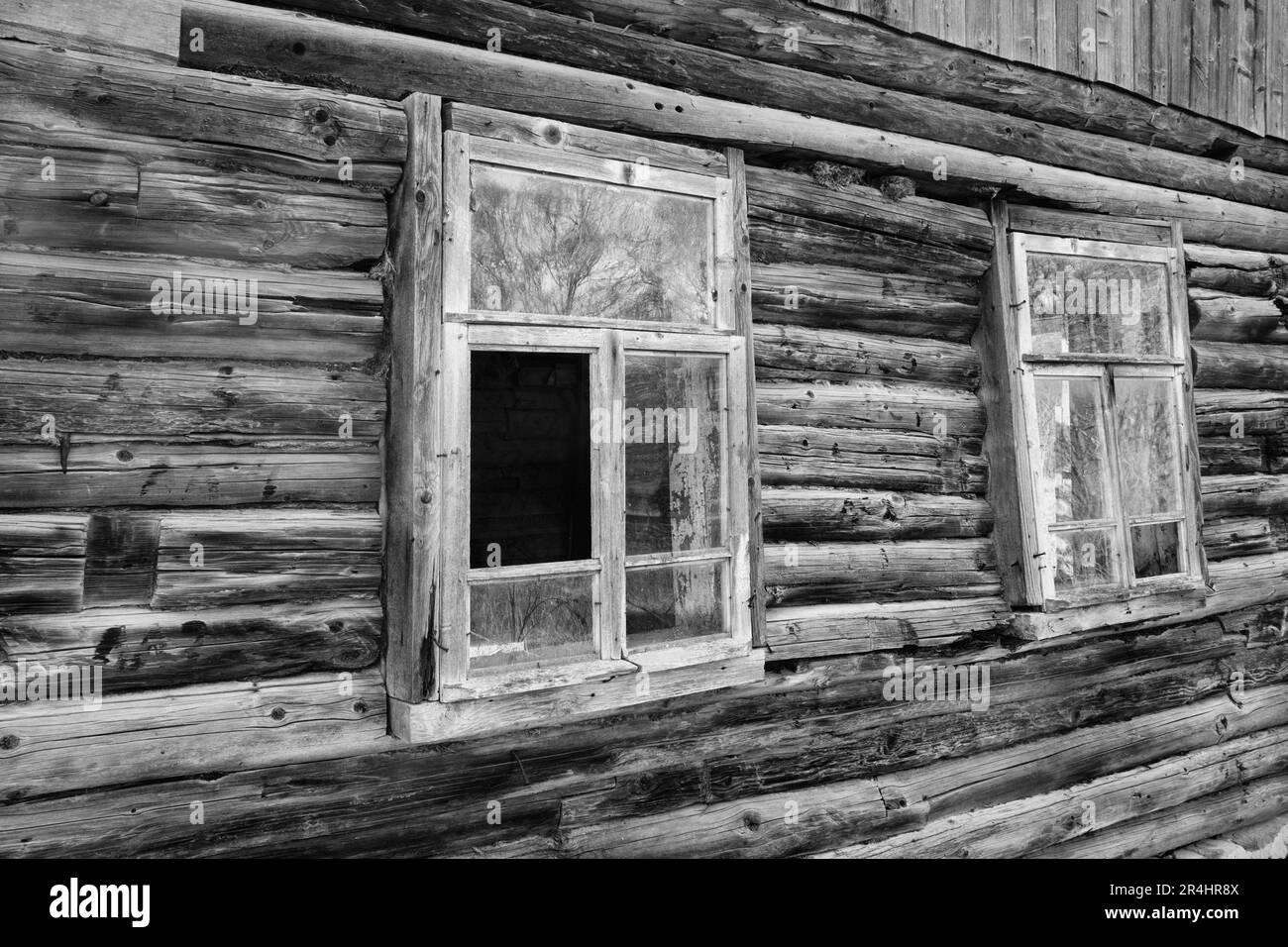 Altes zerstörtes Holzhaus. Schwarzweißfoto Stockfoto