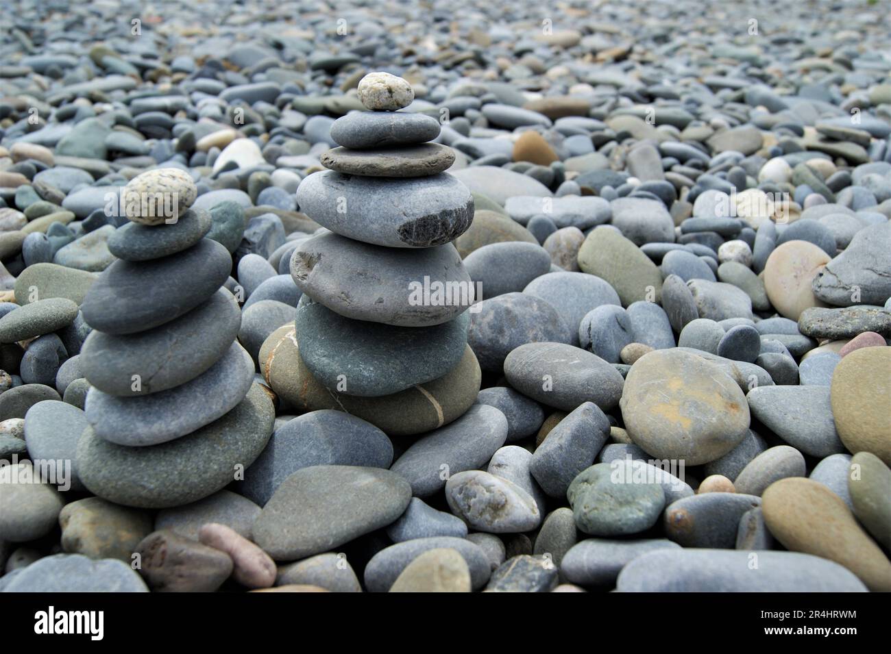 Zwei Zen-Türme an einem steinigen Strand. Türme aus Kieselsteinen. Stockfoto
