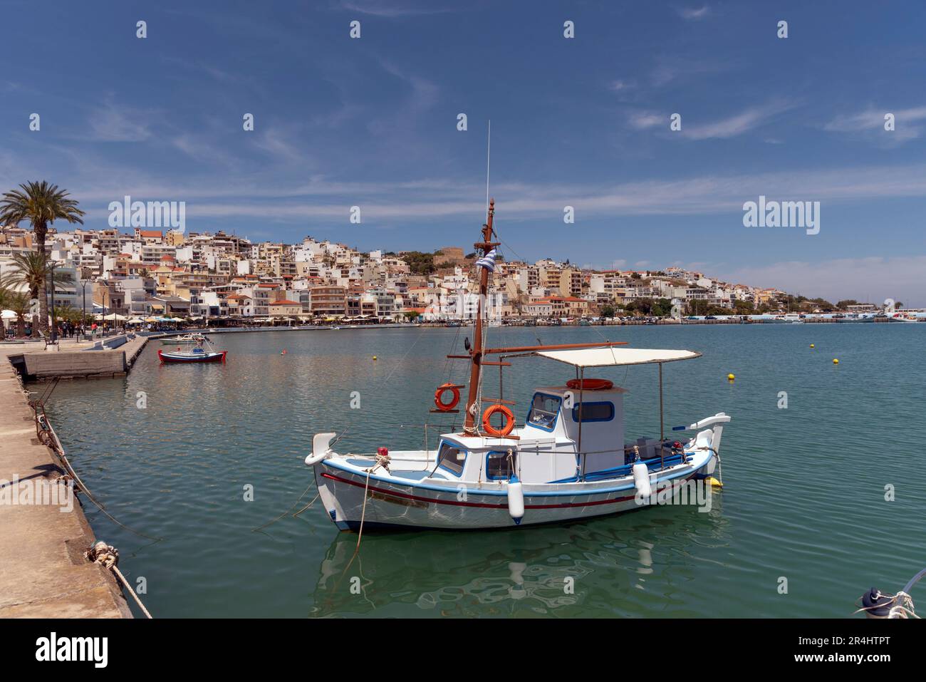 Östliches Kreta, Griechenland, Europa. 2023, Uferpromenade des Siteia Hafens im östlichen Kreta mit seinen kleinen Booten, Hotels und Restaurants am Meer Stockfoto