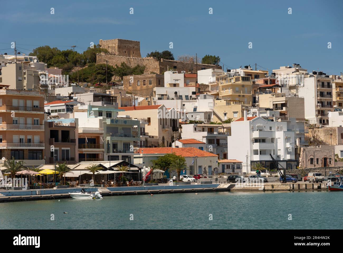 Sitia, Ostkreta, Griechenland, Europa, 2023 . Frühling am Ufer in Siteia, einem östlichen Urlaubsort Kretas. Das Hafengebiet. Stockfoto