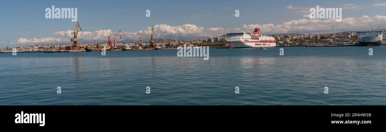 Heraklion, Kreta, Griechenland. 2023 Uhr. Blick über den Hafen mit ruhigem Meer und die Docks in Heraklion, Kreta, Griechenland. Stockfoto