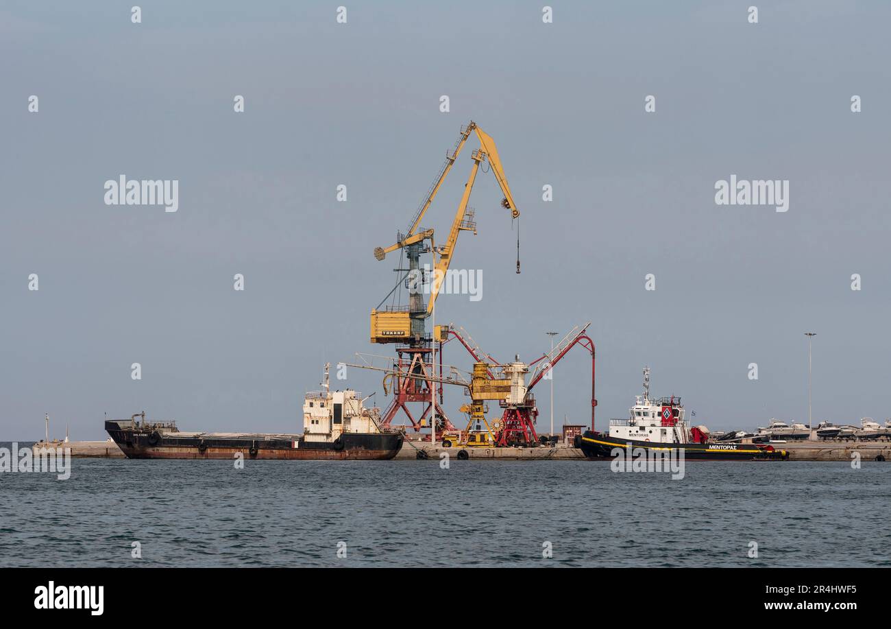 Heraklion, Kreta, Griechenland. 2023. Kräne und Schiffe im Hafen von Heraklion Stockfoto