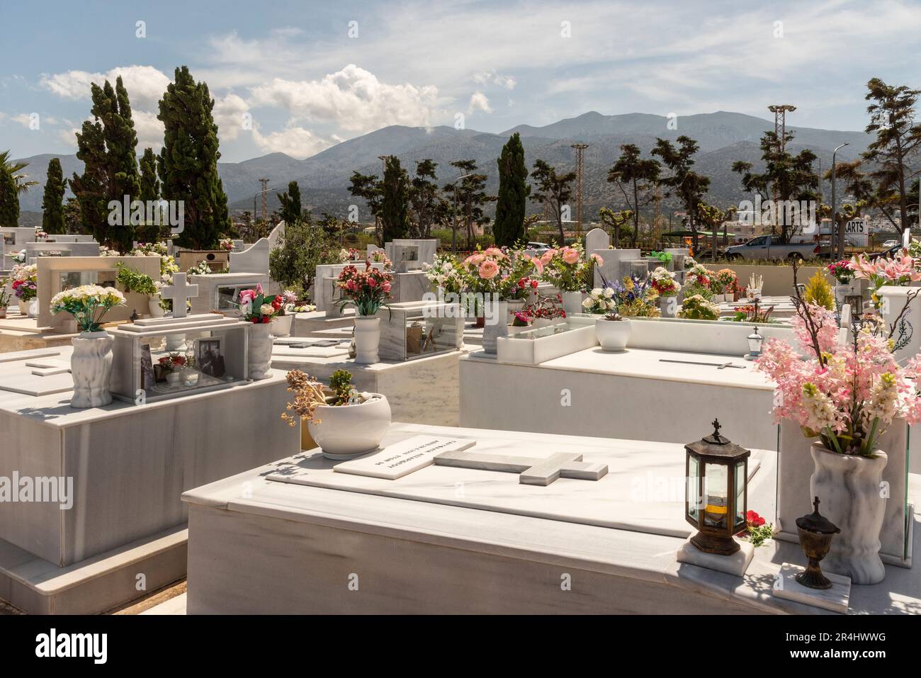 Malia, Ostkreta, Griechenland, Europa. 2023. Ein Uberblick über den Malia-Friedhof mit seinen Grabsteinen und dekorativen Blumen. Stockfoto
