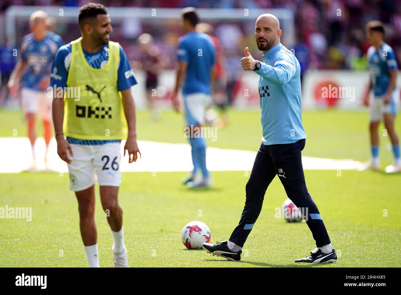 Manchester City Coach Enzo Maresca mit Riyad Mahrez während des Premier League-Spiels im GTECH Community Stadium, London. Foto: Sonntag, 28. Mai 2023. Stockfoto