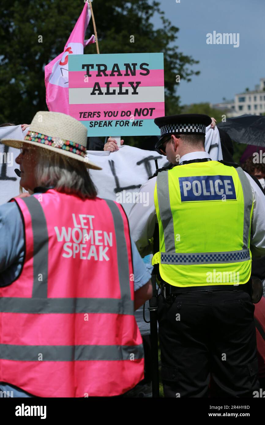 London, Großbritannien. 28. Mai 2023 Transsexualrechtsaktivisten protestieren während Posie Parkers Rede am Reformers' Tree im Hyde Park. Kellie-Jay Keen (auch bekannt als Posie Parker) ist der Gründer von „für Frauen kämpfen“. Die Kundgebung heißt „Let Women Speak“. Die Polizei war gezwungen, geschlechtskritische Aktivisten und Protestprotestierende bei einer Kundgebung der Frauenrechtlerin Kellie-Jay Keen voneinander zu trennen. Kredit: Waldemar Sikora/Alamy Live News Stockfoto