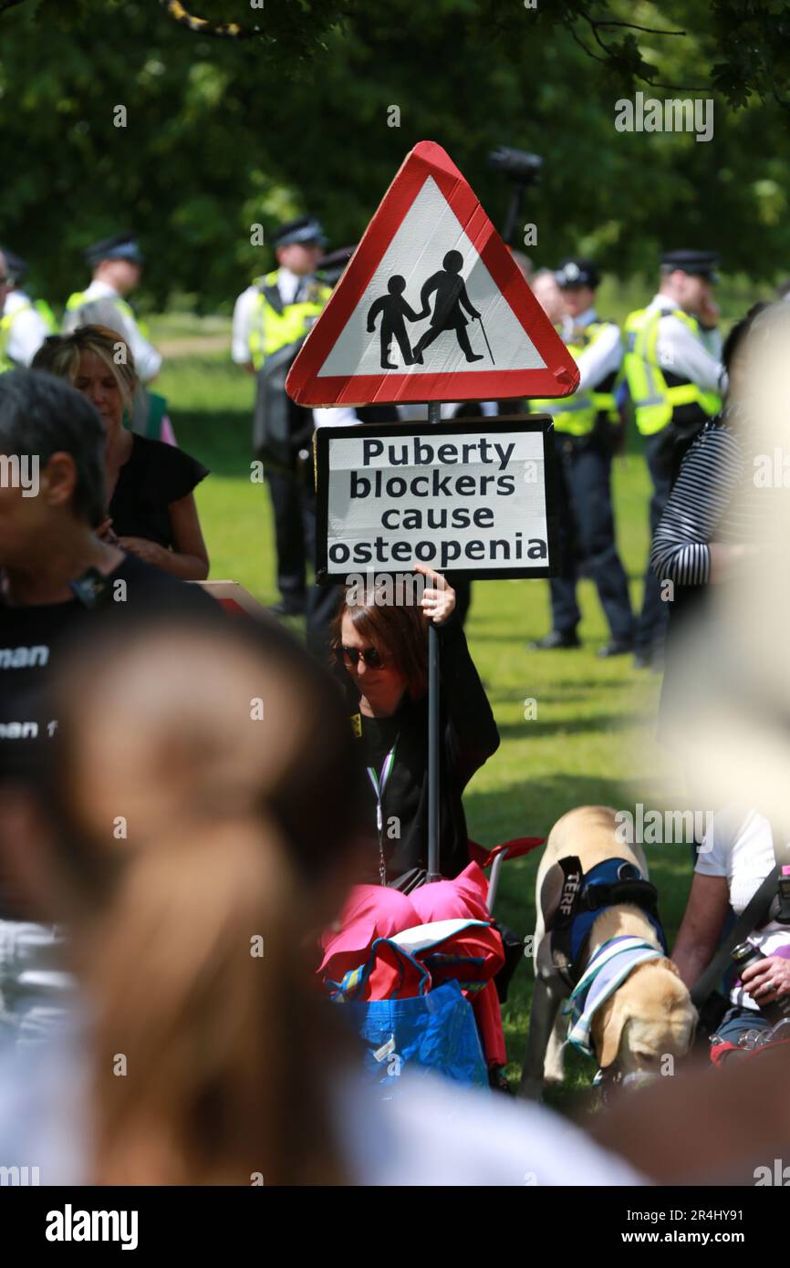 London, Großbritannien. 28. Mai 2023 Transsexualrechtsaktivisten protestieren während Posie Parkers Rede am Reformers' Tree im Hyde Park. Kellie-Jay Keen (auch bekannt als Posie Parker) ist der Gründer von „für Frauen kämpfen“. Die Kundgebung heißt „Let Women Speak“. Die Polizei war gezwungen, geschlechtskritische Aktivisten und Protestprotestierende bei einer Kundgebung der Frauenrechtlerin Kellie-Jay Keen voneinander zu trennen. Kredit: Waldemar Sikora/Alamy Live News Stockfoto