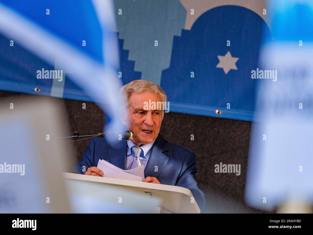 28. Mai 2023, Hessen, Frankfurt/Main: Salomon Korn, Vorsitzender der jüdischen Gemeinde Frankfurt, spricht auf der Veranstaltung "Frankfurt vereint gegen den Antisemitismus". Unter dem Motto "Frankfurt vereint gegen den Antisemitismus" demonstriert die jüdische Gemeinschaft gemeinsam mit einer breiten zivilgesellschaftlichen Allianz gegen das Konzert des Musikers Roger Waters, das gleichzeitig in der Festhalle in Frankfurt stattfindet. Waters wird eine antisemitische Haltung vorgeworfen. Foto: Andreas Arnold/dpa Stockfoto 28. Mai 2023, Hessen, Frankfurt/Main: Salomon Korn, Vorsitzender der jüdischen Gemeinde Frankfurt, spricht auf der Veranstaltung "Frankfurt vereint gegen den Antisemitismus". Unter dem Motto "Frankfurt vereint gegen den Antisemitismus" demonstriert die jüdische Gemeinschaft gemeinsam mit einer breiten zivilgesellschaftlichen Allianz gegen das Konzert des Musikers Roger Waters, das gleichzeitig in der Festhalle in Frankfurt stattfindet. Waters wird eine antisemitische Haltung vorgeworfen. Foto: Andreas Arnold/dpa Stockfoto