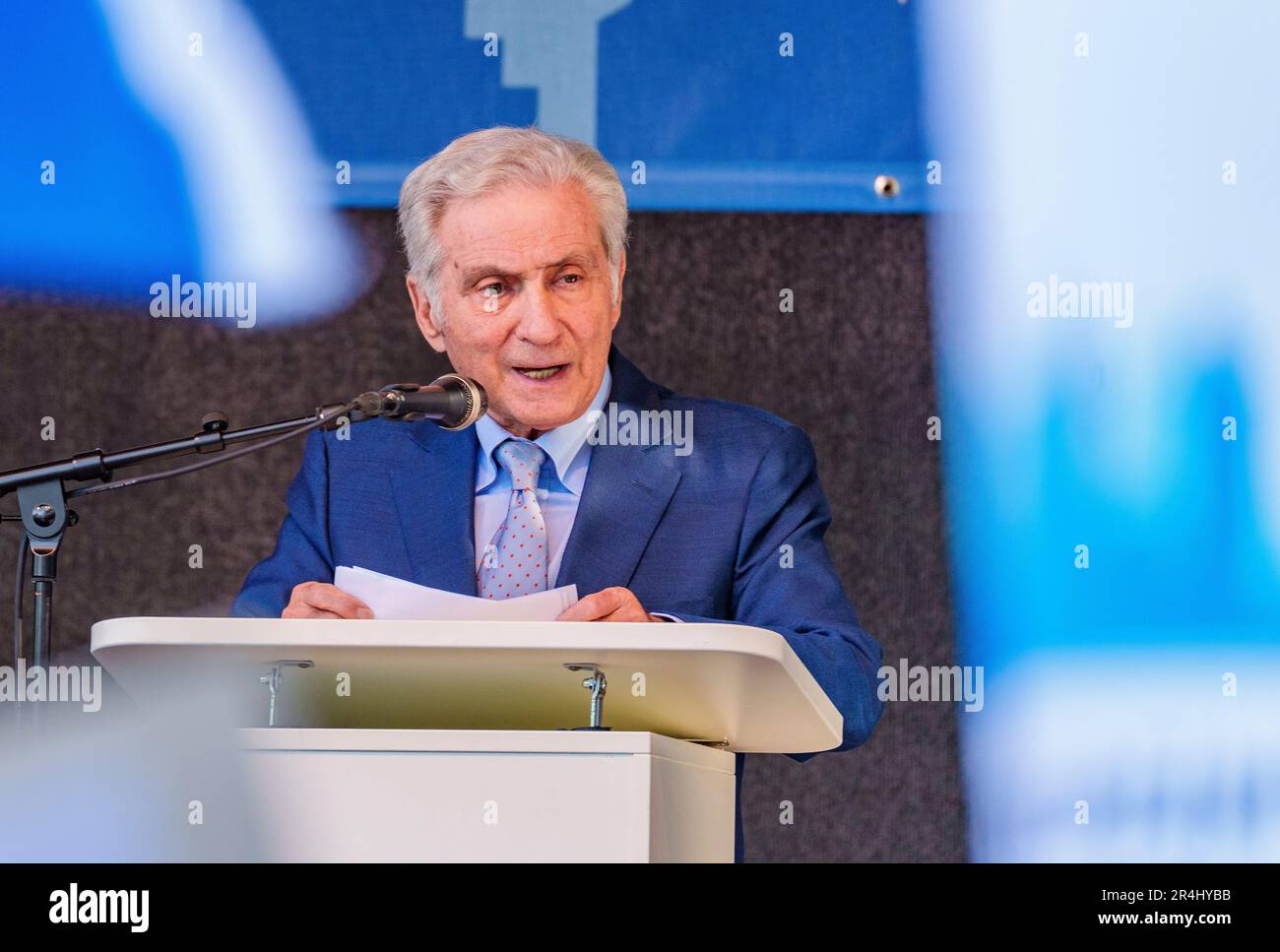 28. Mai 2023, Hessen, Frankfurt/Main: Salomon Korn, Vorsitzender der jüdischen Gemeinde Frankfurt, spricht auf der Veranstaltung "Frankfurt vereint gegen den Antisemitismus". Unter dem Motto "Frankfurt vereint gegen den Antisemitismus" demonstriert die jüdische Gemeinschaft gemeinsam mit einer breiten zivilgesellschaftlichen Allianz gegen das Konzert des Musikers Roger Waters, das gleichzeitig in der Festhalle in Frankfurt stattfindet. Waters wird eine antisemitische Haltung vorgeworfen. Foto: Andreas Arnold/dpa Stockfoto 28. Mai 2023, Hessen, Frankfurt/Main: Salomon Korn, Vorsitzender der jüdischen Gemeinde Frankfurt, spricht auf der Veranstaltung "Frankfurt vereint gegen den Antisemitismus". Unter dem Motto "Frankfurt vereint gegen den Antisemitismus" demonstriert die jüdische Gemeinschaft gemeinsam mit einer breiten zivilgesellschaftlichen Allianz gegen das Konzert des Musikers Roger Waters, das gleichzeitig in der Festhalle in Frankfurt stattfindet. Waters wird eine antisemitische Haltung vorgeworfen. Foto: Andreas Arnold/dpa Stockfoto