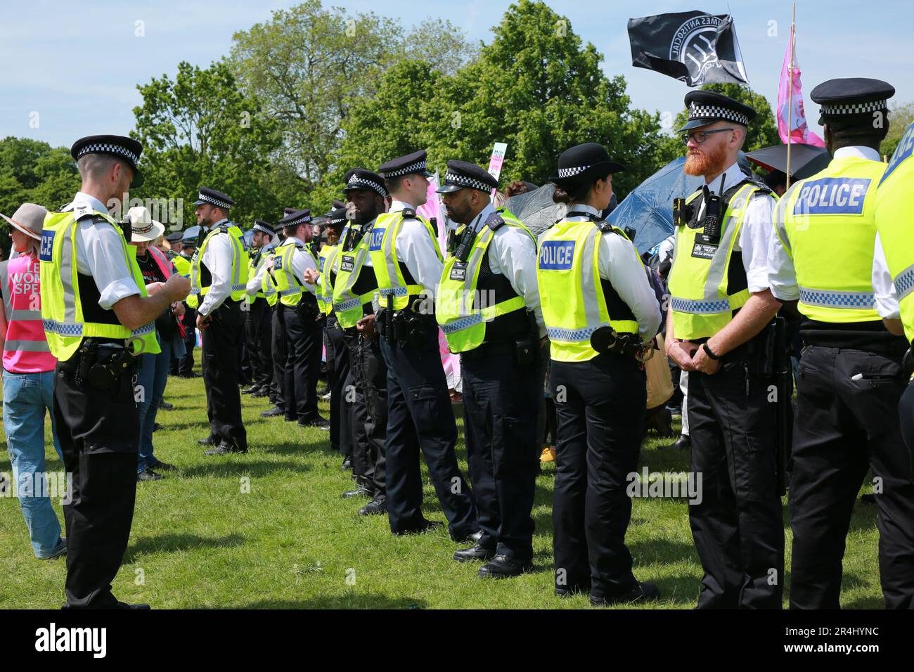 London, Großbritannien. 28. Mai 2023 Transsexualrechtsaktivisten protestieren während Posie Parkers Rede am Reformers' Tree im Hyde Park. Kellie-Jay Keen (auch bekannt als Posie Parker) ist der Gründer von „für Frauen kämpfen“. Die Kundgebung heißt „Let Women Speak“. Die Polizei war gezwungen, geschlechtskritische Aktivisten und Protestprotestierende bei einer Kundgebung der Frauenrechtlerin Kellie-Jay Keen voneinander zu trennen. Kredit: Waldemar Sikora/Alamy Live News Stockfoto