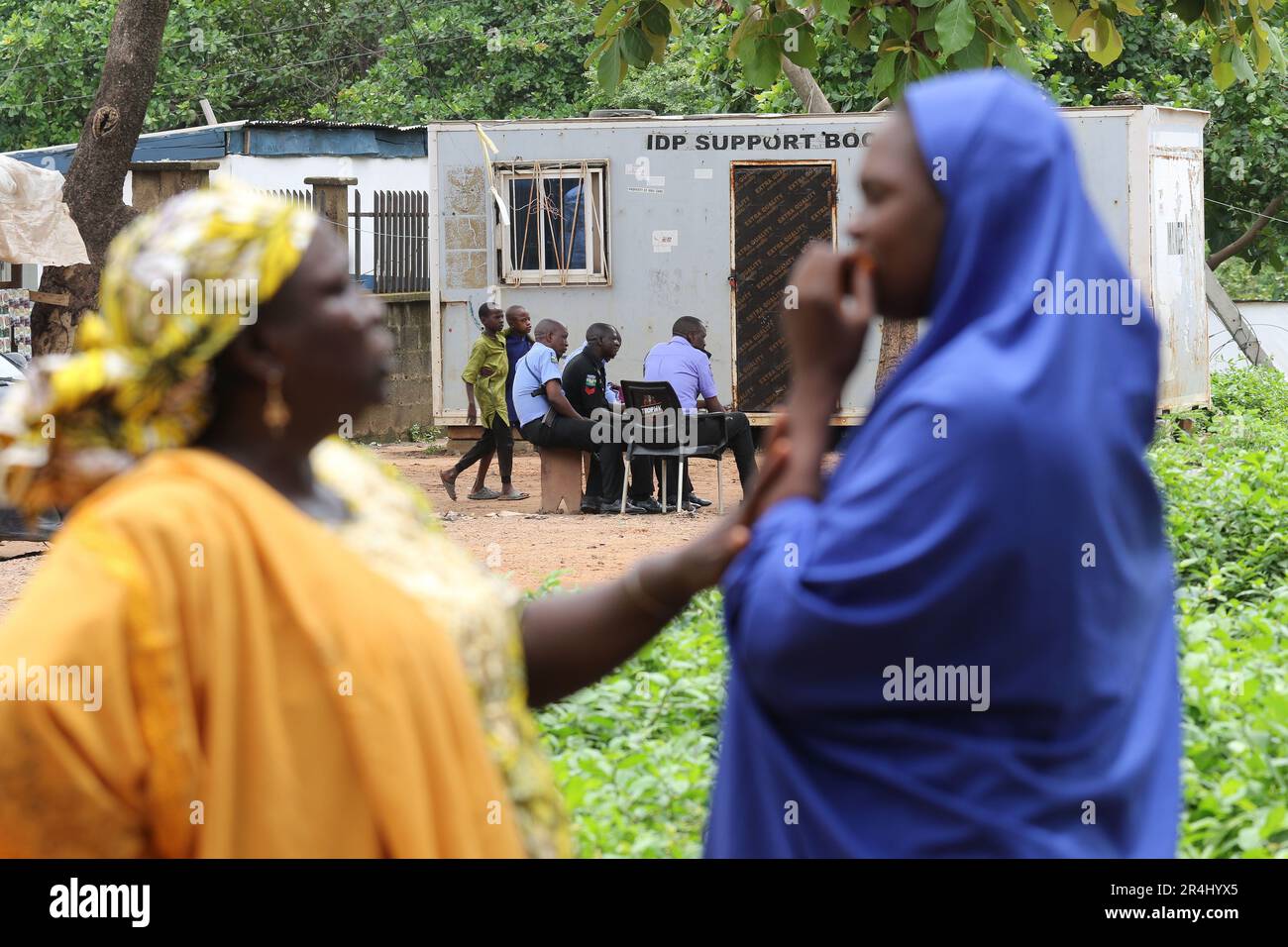 Die Menschen werden in einer Notunterkunft im Durumi-Lager in Abuja gesehen, wie sie kostenlose medizinische Versorgung erhalten. Das IDP Camp Durumi beherbergt über 2.000 Binnenvertriebene. Die Vertriebenen werden aufgrund der Aufstände in den nordöstlichen Provinzen Nigerias, die täglich zunehmen, in Lagern untergebracht. Nigeria. Stockfoto