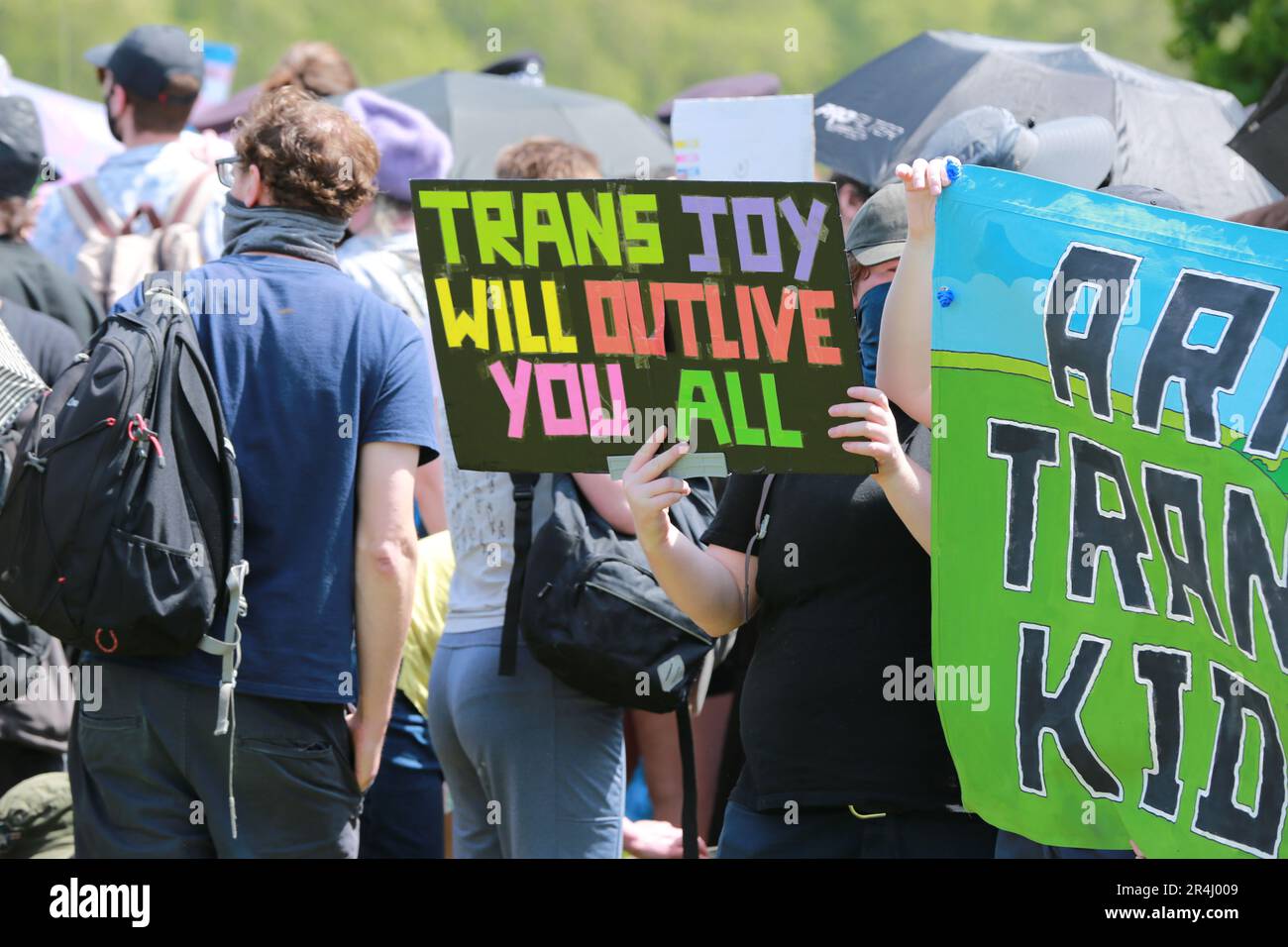 London, Großbritannien. 28. Mai 2023 Transsexualrechtsaktivisten protestieren während Posie Parkers Rede am Reformers' Tree im Hyde Park. Kellie-Jay Keen (auch bekannt als Posie Parker) ist der Gründer von „für Frauen kämpfen“. Die Kundgebung heißt „Let Women Speak“. Die Polizei war gezwungen, geschlechtskritische Aktivisten und Protestprotestierende bei einer Kundgebung der Frauenrechtlerin Kellie-Jay Keen voneinander zu trennen. Kredit: Waldemar Sikora/Alamy Live News Stockfoto