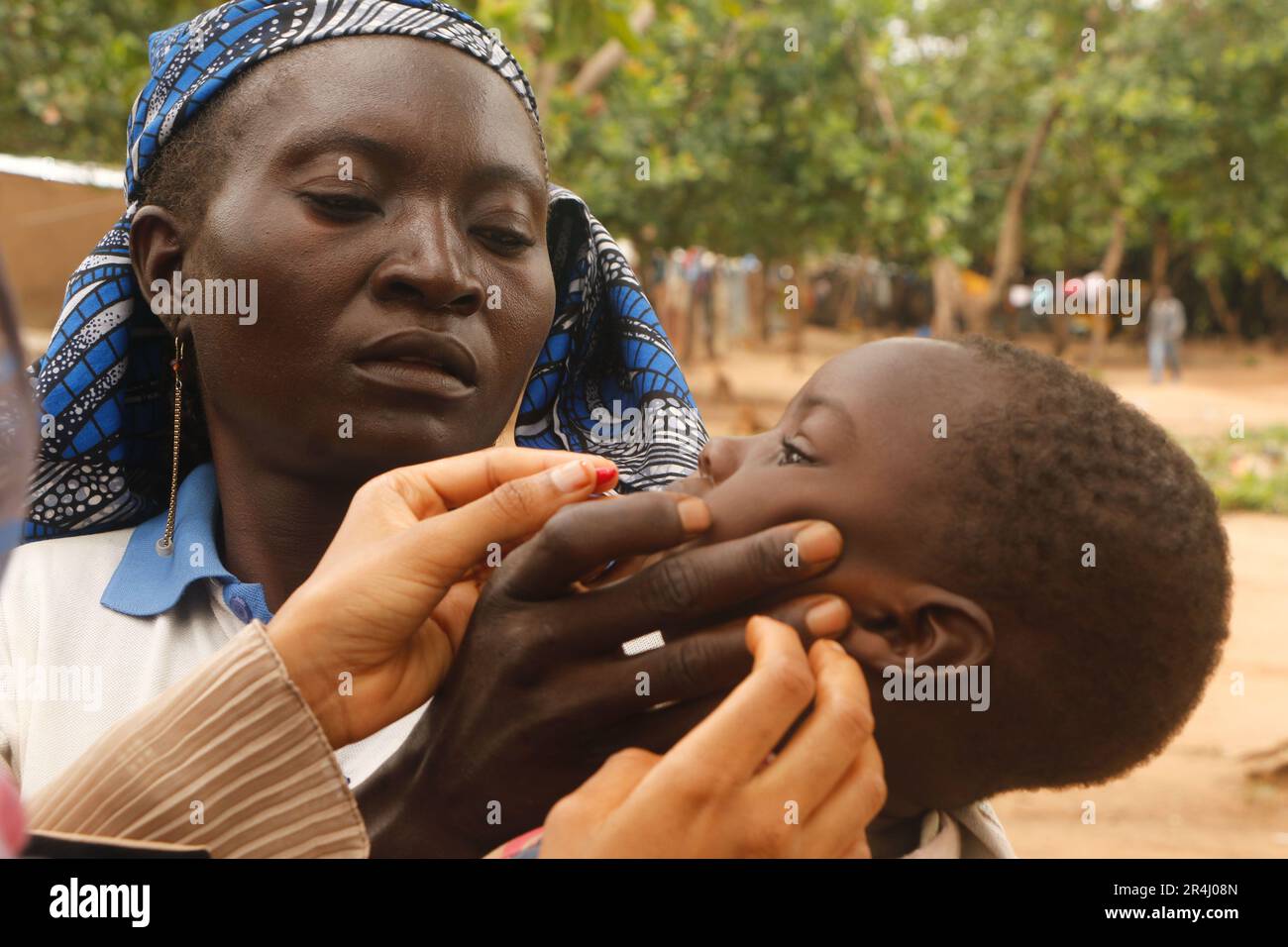 Die Menschen werden in einer Notunterkunft im Durumi-Lager in Abuja gesehen, wie sie kostenlose medizinische Versorgung erhalten. Das IDP Camp Durumi beherbergt über 2.000 Binnenvertriebene. Die Vertriebenen werden aufgrund der Aufstände in den nordöstlichen Provinzen Nigerias, die täglich zunehmen, in Lagern untergebracht. Nigeria. Stockfoto