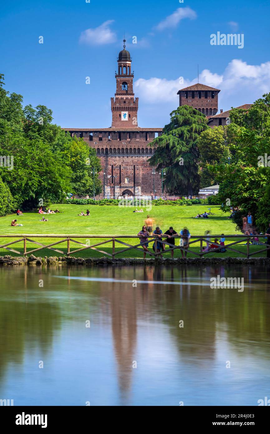 Parco Sempione (Simplon Park) mit Castello Sforzesco (Castello Sforzesco) im Hintergrund, Mailand, Lombardei, Italien Stockfoto