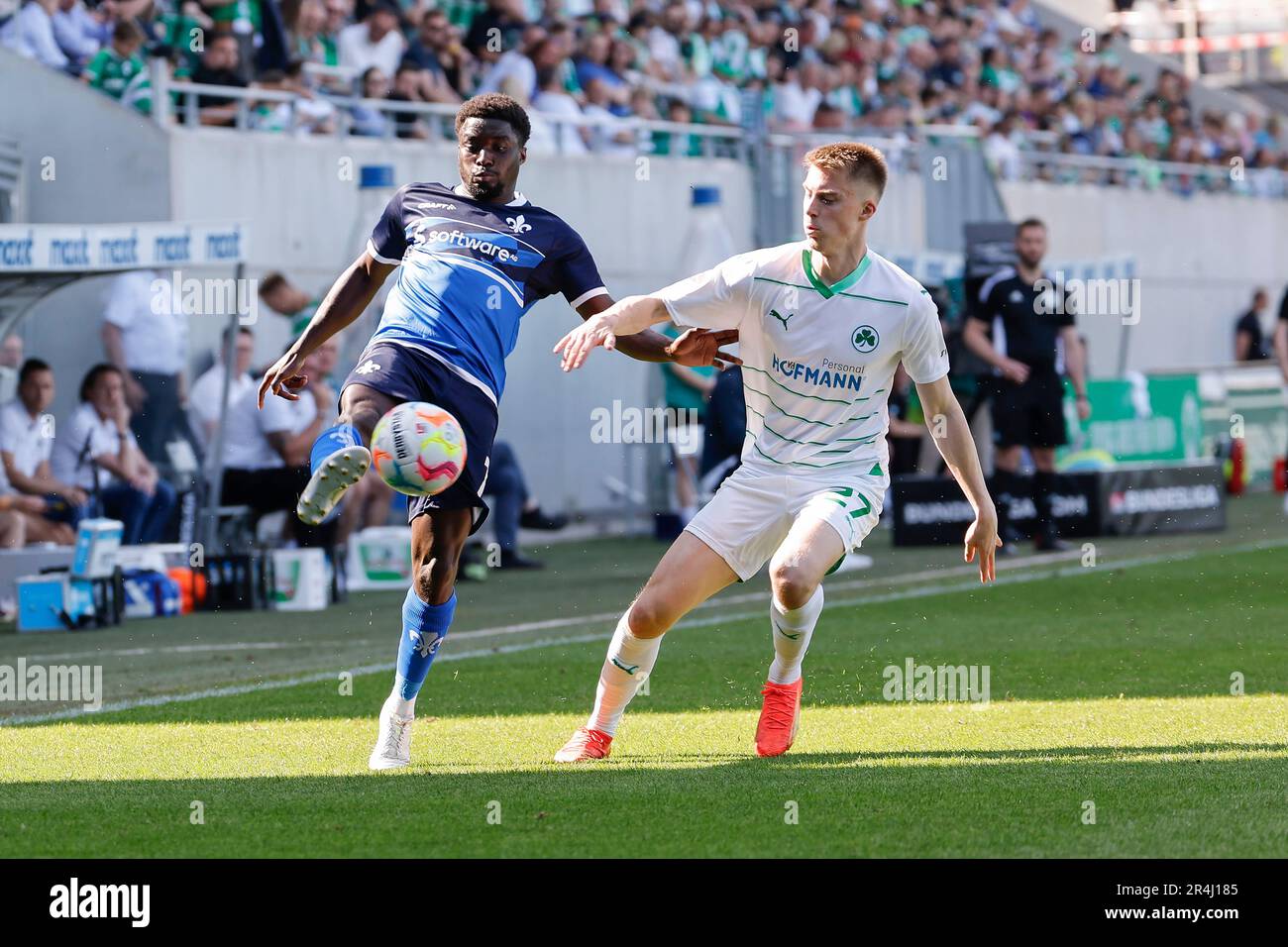 28. Mai 2023, Bayern, Fürth: Fußball: 2. Bundesliga, SpVgg Greuther Fürth - Darmstadt 98, Spieltag 34, Sportpark Ronhof Thomas Sommer. Darmstädts Baydon Manu (l) und Fürths Gian-Luca Itter (r) in Aktion. Foto: Daniel Löb/dpa - WICHTIGER HINWEIS: Gemäß den Anforderungen der DFL Deutsche Fußball Liga und des DFB Deutscher Fußball-Bund ist es verboten, im Stadion aufgenommene Fotografien und/oder das Spiel in Form von Sequenzbildern und/oder videoähnlichen Fotoserien zu verwenden oder verwenden zu lassen. Stockfoto