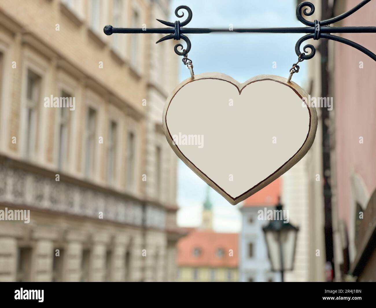 Herz, leere oder leere Herzform an der Straße mit verschwommenem Blick