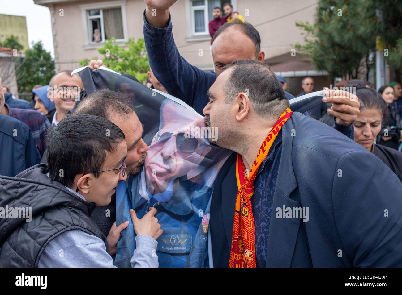 Istanbul, Türkei. 28. Mai 2023. Fanatische Parteimitglieder warten darauf, Präsident Erdogan vor einer Schule im Stadtteil Uskudar in Istanbul, Türkei, zu begrüßen. Präsident Erdogan scheint auf den Sieg bei den Wahlen in der Türkei am Sonntag zu steuern. (Kreditbild: © Tolga Ildun/ZUMA Press Wire) NUR REDAKTIONELLE VERWENDUNG! Nicht für den kommerziellen GEBRAUCH! Stockfoto