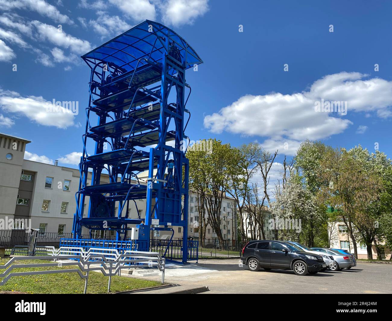 Mogilev, Weißrussland - 8. Mai 2023: Stahlkarussell oder Rotary Parking System in der Straße Stockfoto
