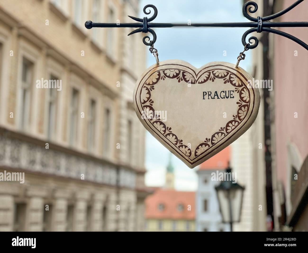 Prag, leere oder leere Herzform an der Straße mit Blick auf die Stadt und verschwommene Straße in Prag, Tschechien oder Tschechische republik in Europa. Reisebeschreibung Stockfoto