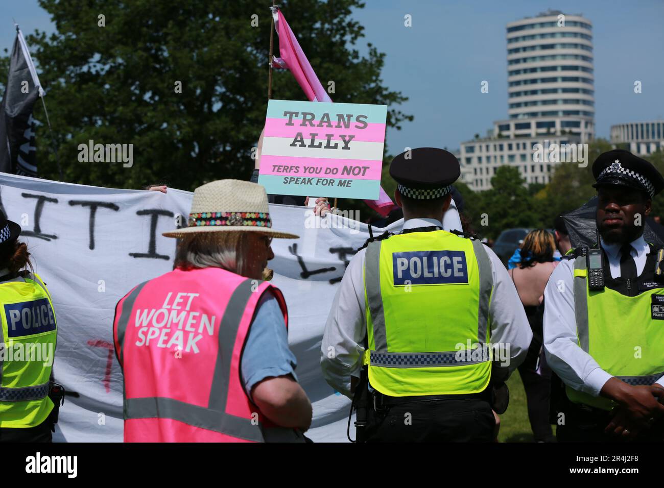 London, Großbritannien. 28. Mai 2023 Transsexualrechtsaktivisten protestieren während Posie Parkers Rede am Reformers' Tree im Hyde Park. Kellie-Jay Keen (auch bekannt als Posie Parker) ist der Gründer von „für Frauen kämpfen“. Die Kundgebung heißt „Let Women Speak“. Die Polizei war gezwungen, geschlechtskritische Aktivisten und Protestprotestierende bei einer Kundgebung der Frauenrechtlerin Kellie-Jay Keen voneinander zu trennen. Kredit: Waldemar Sikora/Alamy Live News Stockfoto
