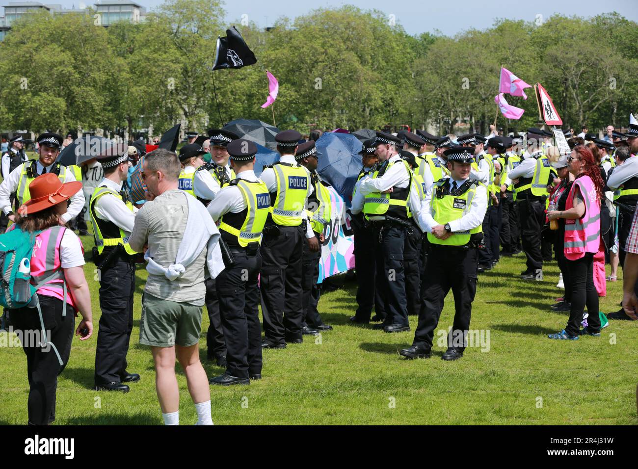 London, Großbritannien. 28. Mai 2023 Transsexualrechtsaktivisten protestieren während Posie Parkers Rede am Reformers' Tree im Hyde Park. Kellie-Jay Keen (auch bekannt als Posie Parker) ist der Gründer von „für Frauen kämpfen“. Die Kundgebung heißt „Let Women Speak“. Die Polizei war gezwungen, geschlechtskritische Aktivisten und Protestprotestierende bei einer Kundgebung der Frauenrechtlerin Kellie-Jay Keen voneinander zu trennen. Kredit: Waldemar Sikora/Alamy Live News Stockfoto