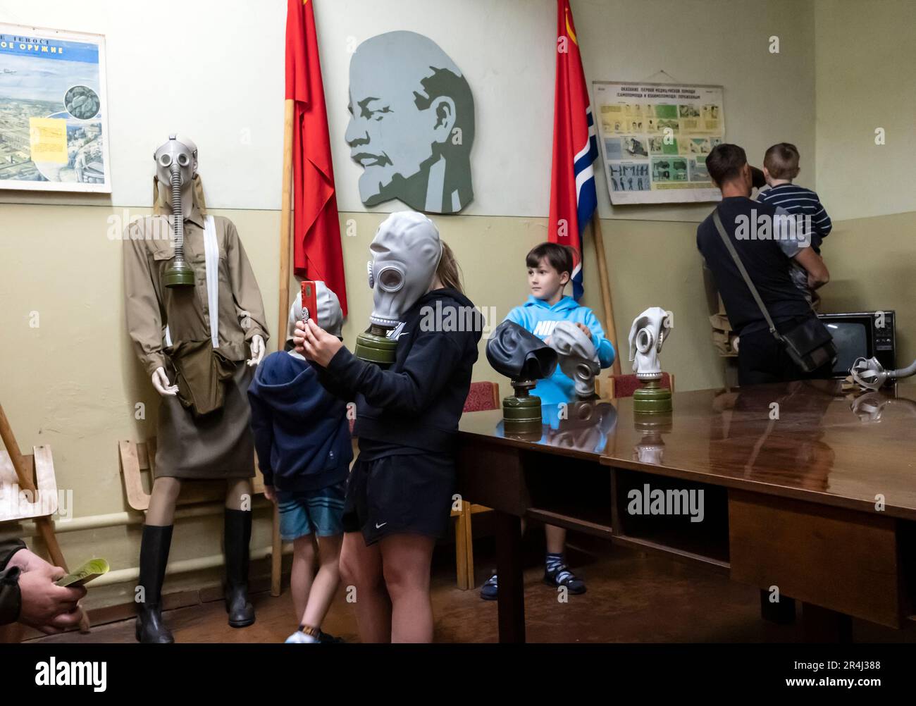 Kinder, die Gasmasken tragen, im geheimen sowjetischen Bunker, Skaļupes, Līgatne, Bezirk Cēsis, Lettland Stockfoto
