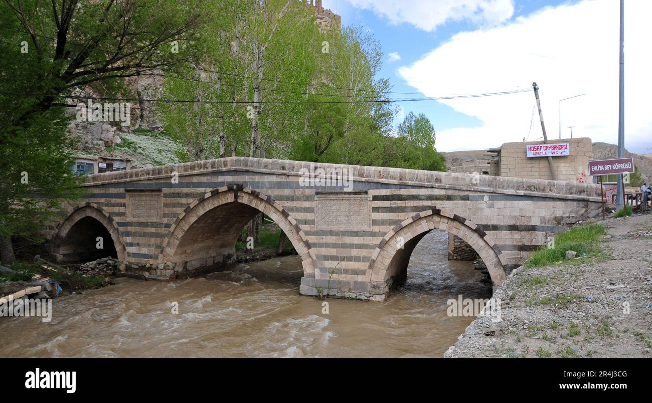 Die Hosap-Brücke in Van, Türkei, wurde 1671 erbaut. Stockfoto