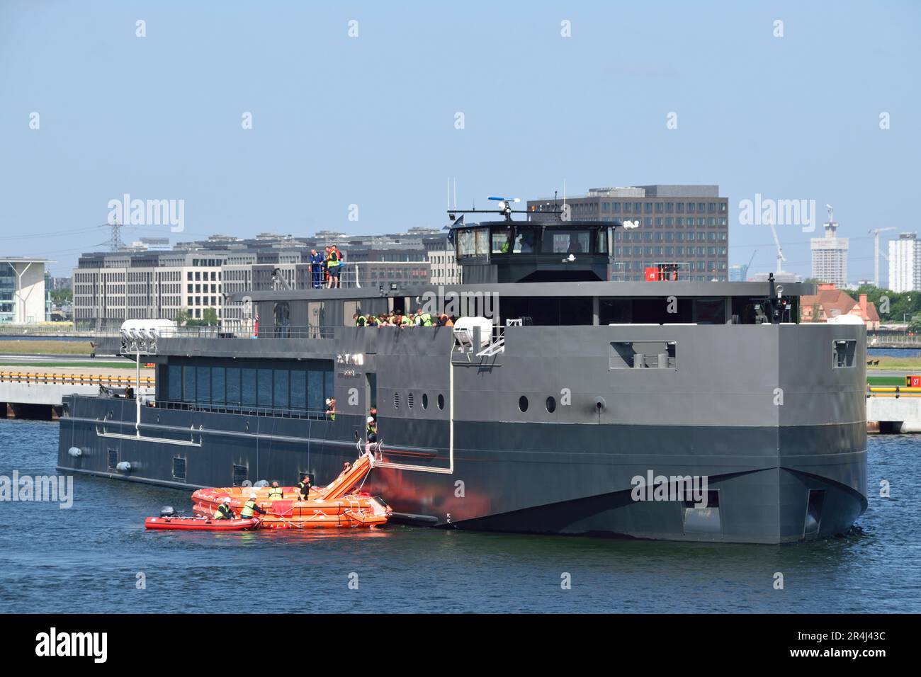 Das neue batteriebetriebene Unterhaltungsschiff OceanDiva London, das in den Royal Docks in London Rettungsflößversuche durchführt Stockfoto
