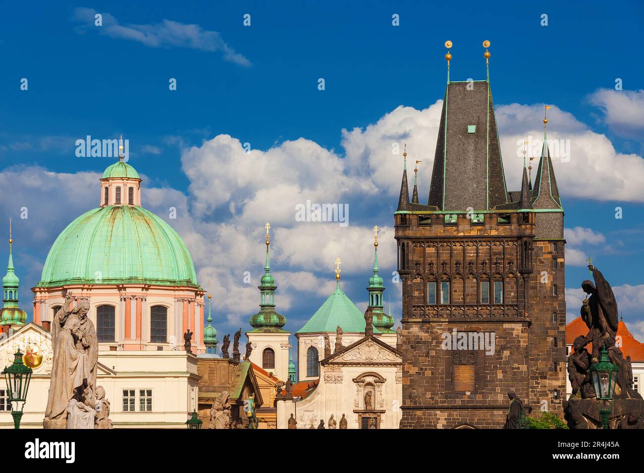 Alte und wunderschöne Kunst und Architektur in Prag mit barocken Statuen der Karlsbrücke Stockfoto