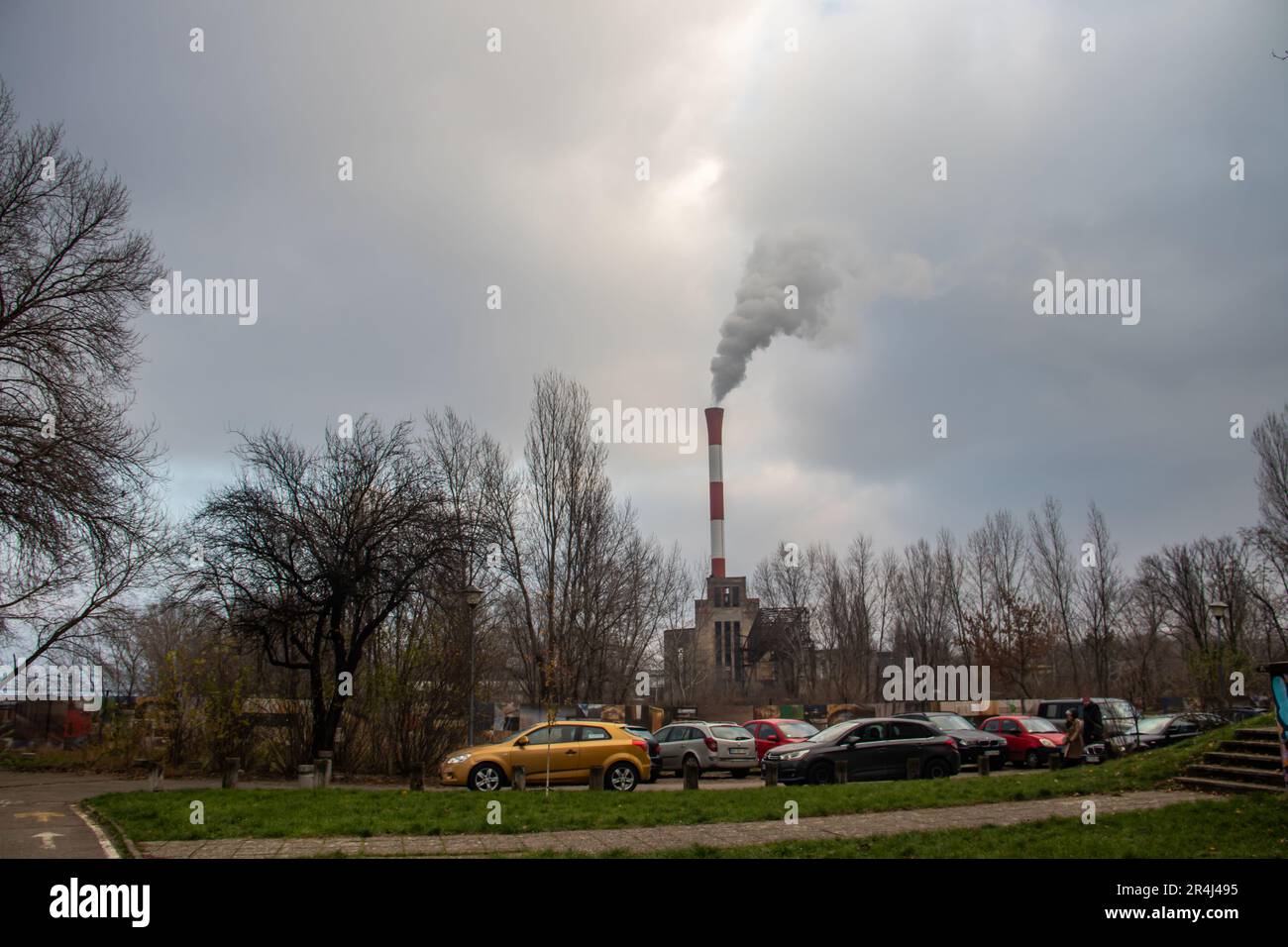 Städtische Verschmutzung vermischt mit Morgennebel, Belgrader Stadtlandschaft, schonen die Umwelt und die Emission von CO2-Bilanz Stockfoto