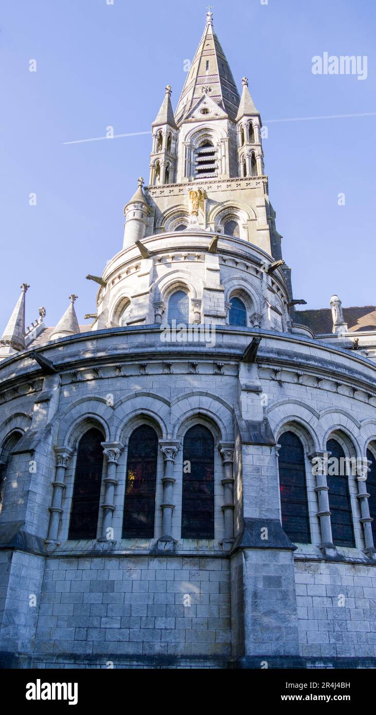 Der gotische Turm einer anglikanischen Kirche in Cork, Irland. Neogotische christliche religiöse Architektur. Kathedrale St. Fin Barre, Cork - eine von Stockfoto