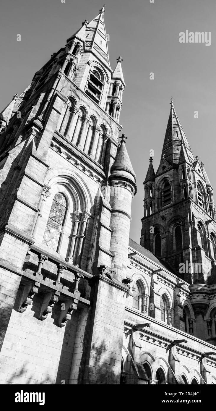 Der Turm einer anglikanischen Kirche in Cork, Irland. Neogotische christliche religiöse Architektur. Kathedrale St. Fin Barre, Cork - eine von Irland Stockfoto