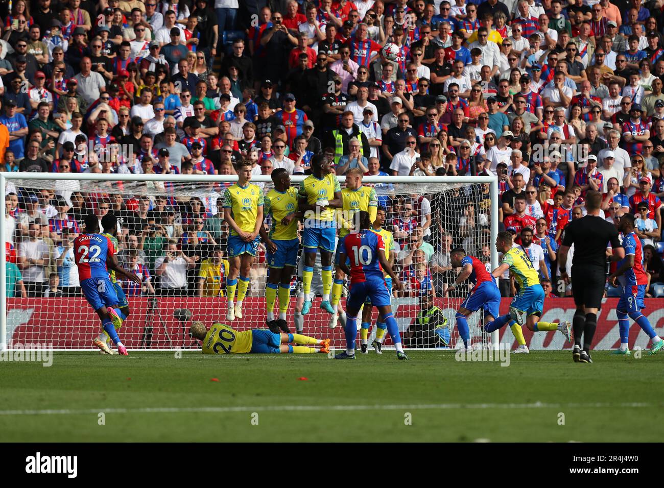 Selhurst Park, Selhurst, London, Großbritannien. 28. Mai 2023. Premier League Football, Crystal Palace gegen Nottingham Forest; Nottingham Forest verteidigt Wall Sprünge für einen Freistoß von Eberechi Eze von Crystal Palace, der über die Bar geht. Credit: Action Plus Sports/Alamy Live News Stockfoto