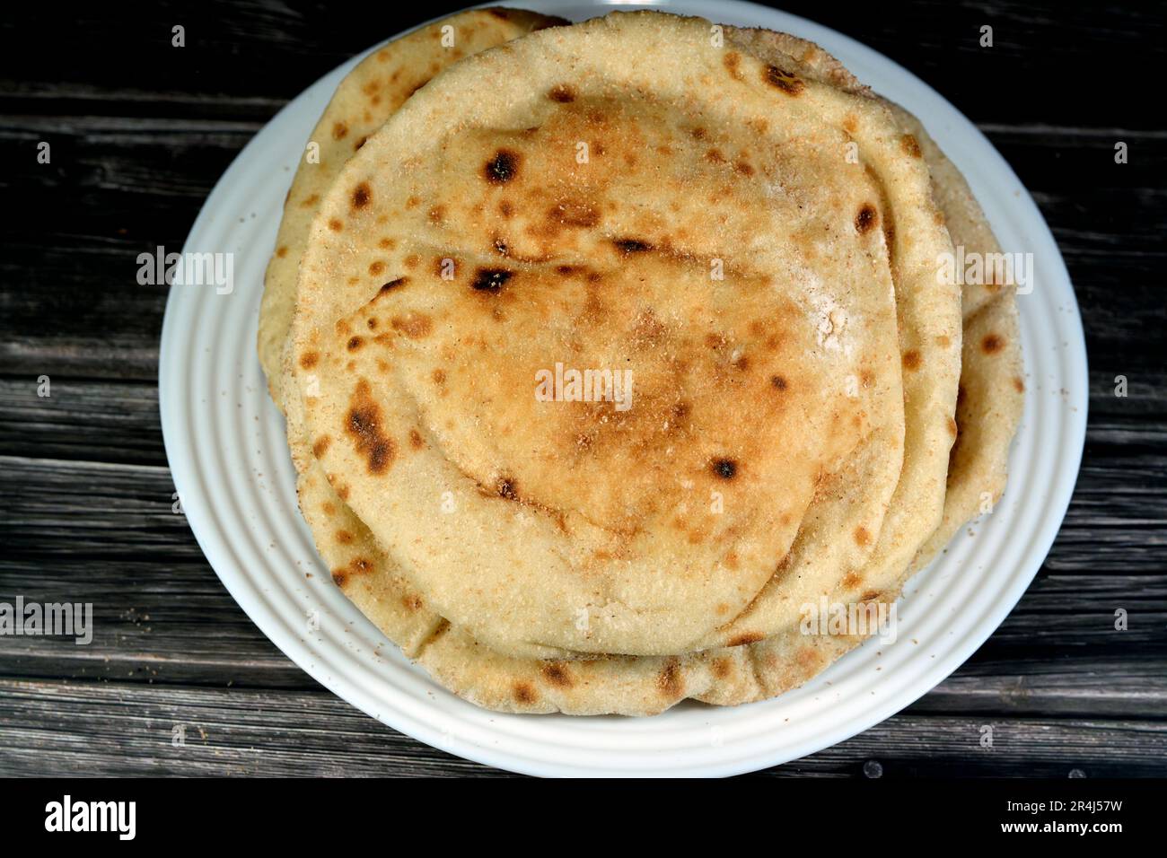 Traditionelles ägyptisches Flachbrot mit Weizenkleie und Mehl, normales Aish Baladi oder ägyptisches Brot, das in extrem heißen Öfen gebacken wurde, ist das Ergebnis einer Mischung Stockfoto