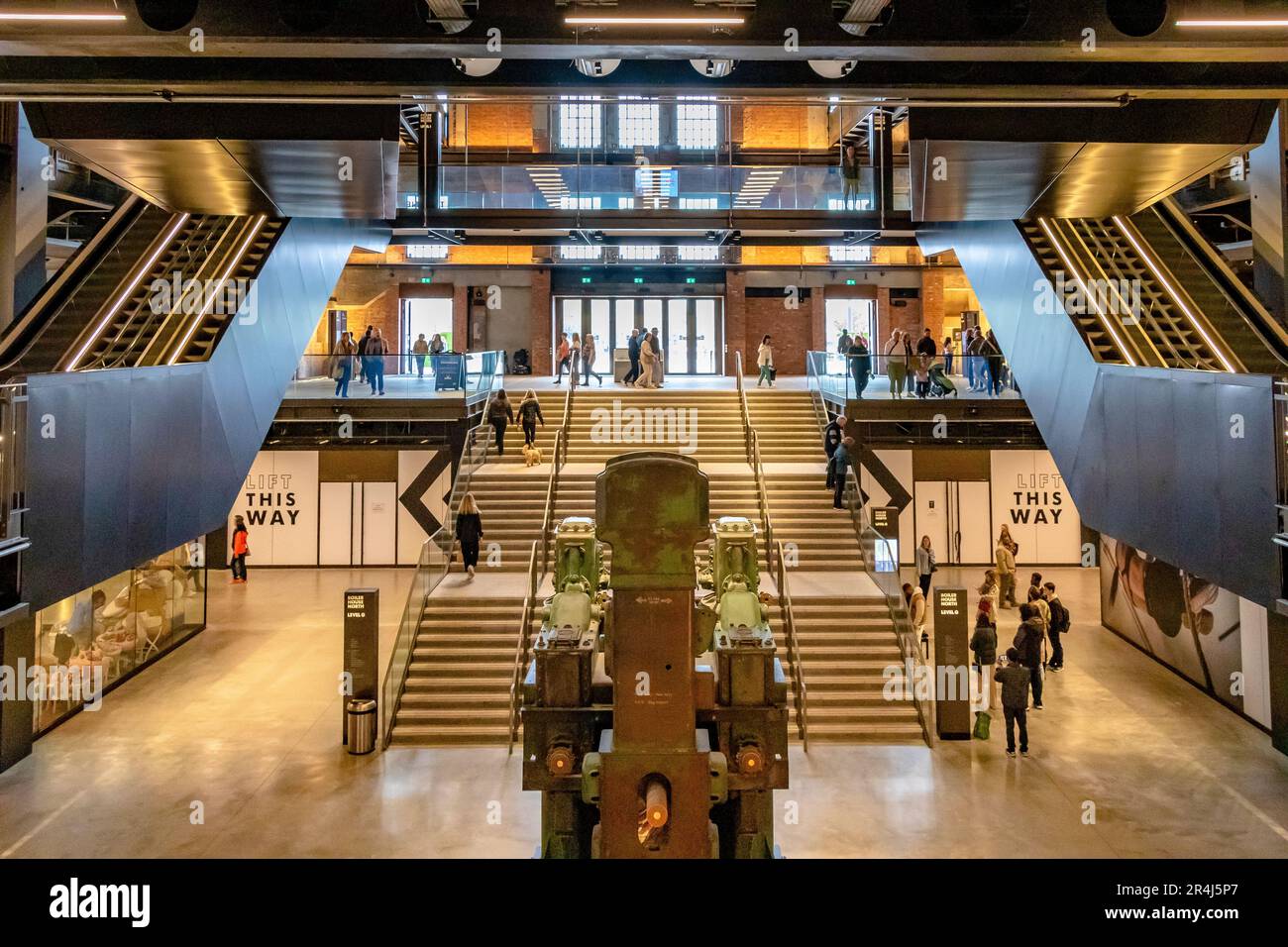Die Treppe und der Eingang zum South Atrium im Battersea Power Station, heute ein wichtiges Einkaufs- und Freizeitziel, London SW11 Stockfoto