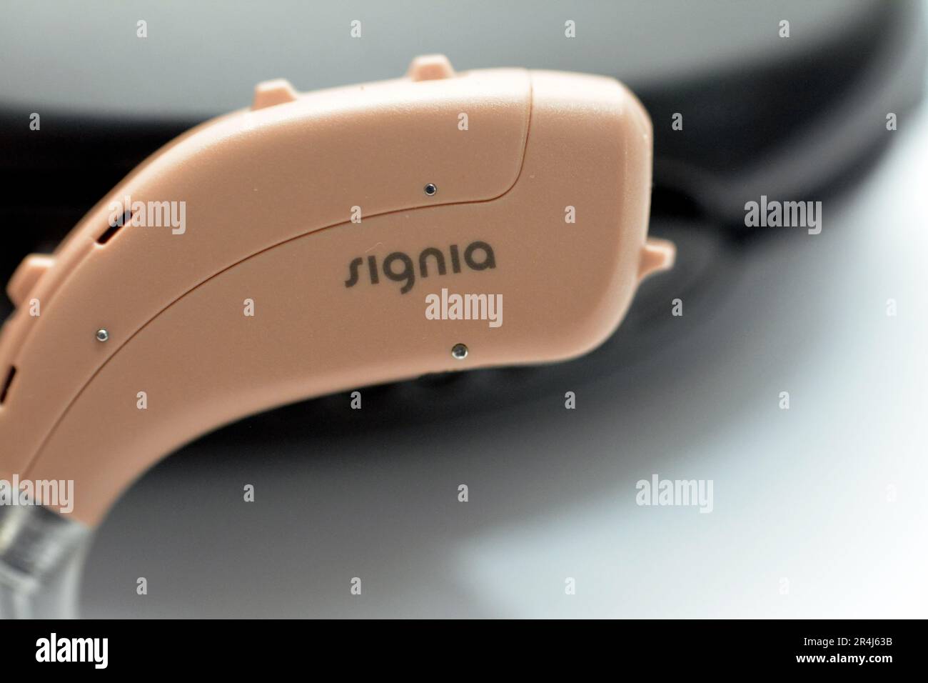 Kairo, Ägypten, Mai 15 2023: Signia Hörhilfe siemens for Seniors adults to improve Hörbehinderungen and Loss SNHL, a Perfect Solution for Seniors adults, Stockfoto
