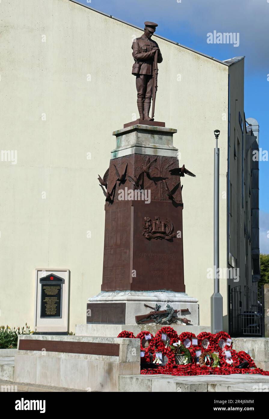 Kriegsdenkmal in Enniskillen und Gedenkplakette für die Opfer der IRA-Bombe am 8. 1987. November Stockfoto