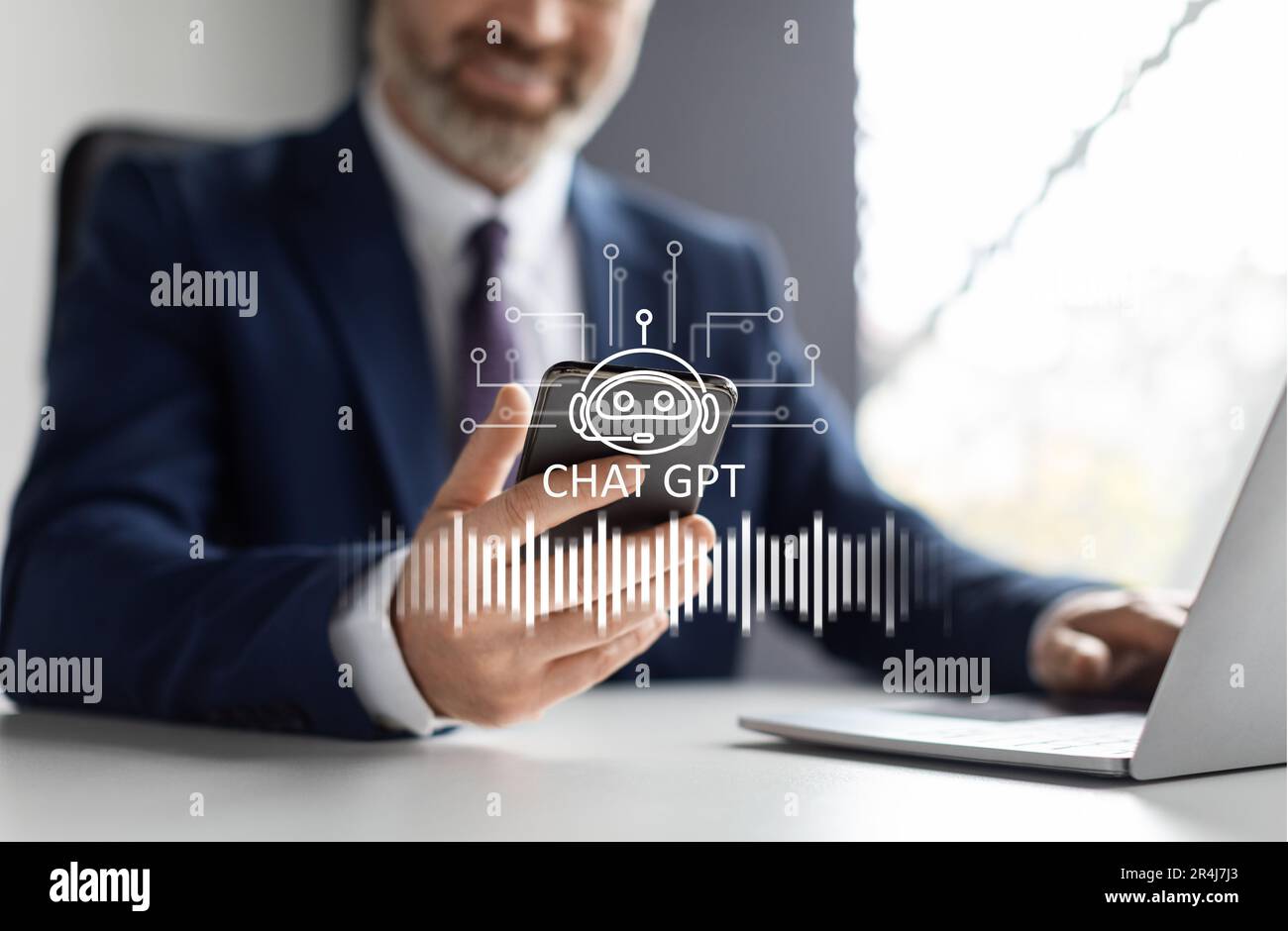 Unternehmer, der das Chat-GPT-Symbol auf einem Smartphone oder im Büro verwendet Stockfoto