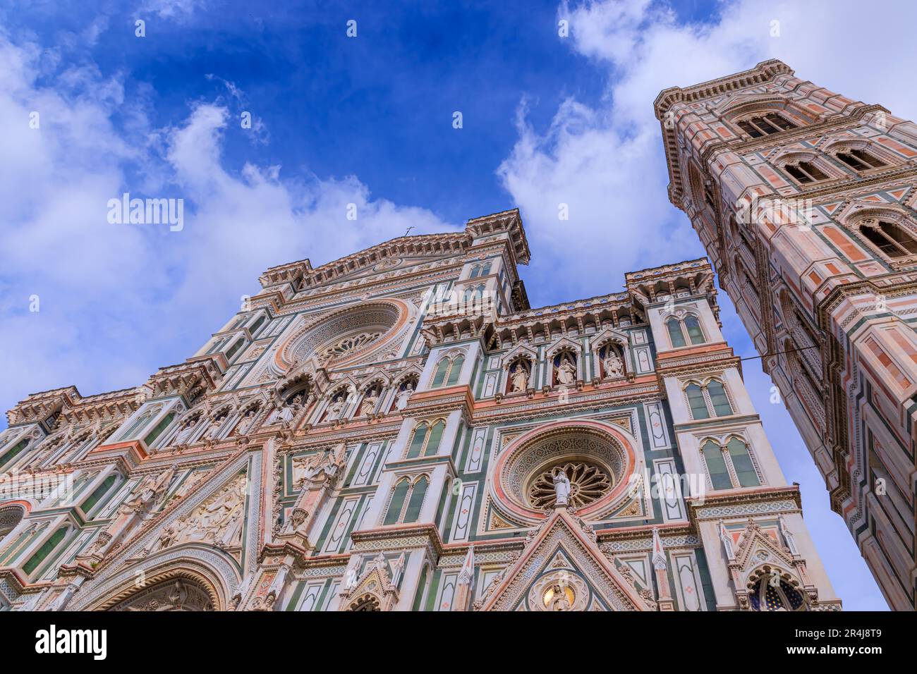 Typischer Blick auf Florenz: Die Hauptfassade der Kathedrale Santa Maria del Fiore mit Giottos Glockenturm, Italien. Stockfoto