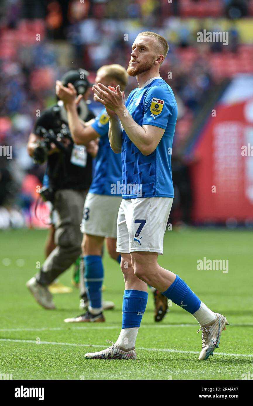 Wembley Stadium, London, Großbritannien. 28. Mai 2023. EFL League Two Play Off Football Finale, Carlisle United gegen Stockport County; Connor Lemonheigh-Evans von Stockport applaudiert den Fans seines Teams nach der letzten Pfeife. Credit: Action Plus Sports/Alamy Live News Stockfoto