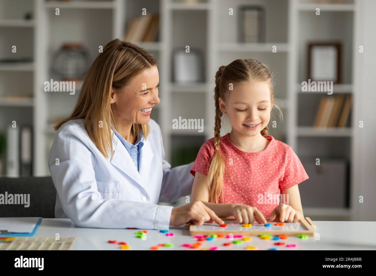 Dyslexie-Behandlung. Kinderneurologin Mit Therapiesitzung Mit Süßem Mädchen Stockfoto