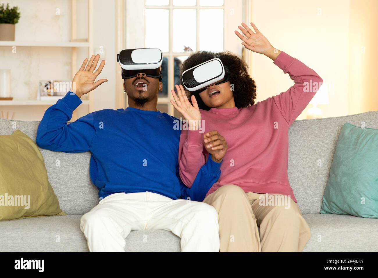 Afrikanisches Paar, das zu Hause VR-Spaß beim Spielen des Spiels spielt Stockfoto