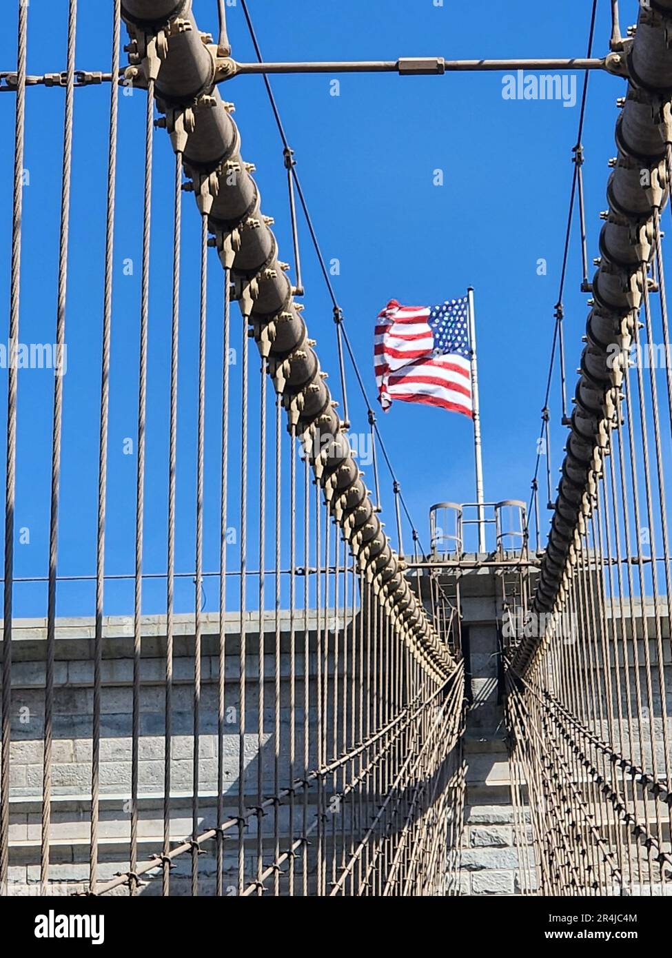 Die Brooklyn Bridge ist eine hybride Kabelbrücke in New York City, die den East River zwischen den Bezirken Manhattan und Brookly überspannt Stockfoto