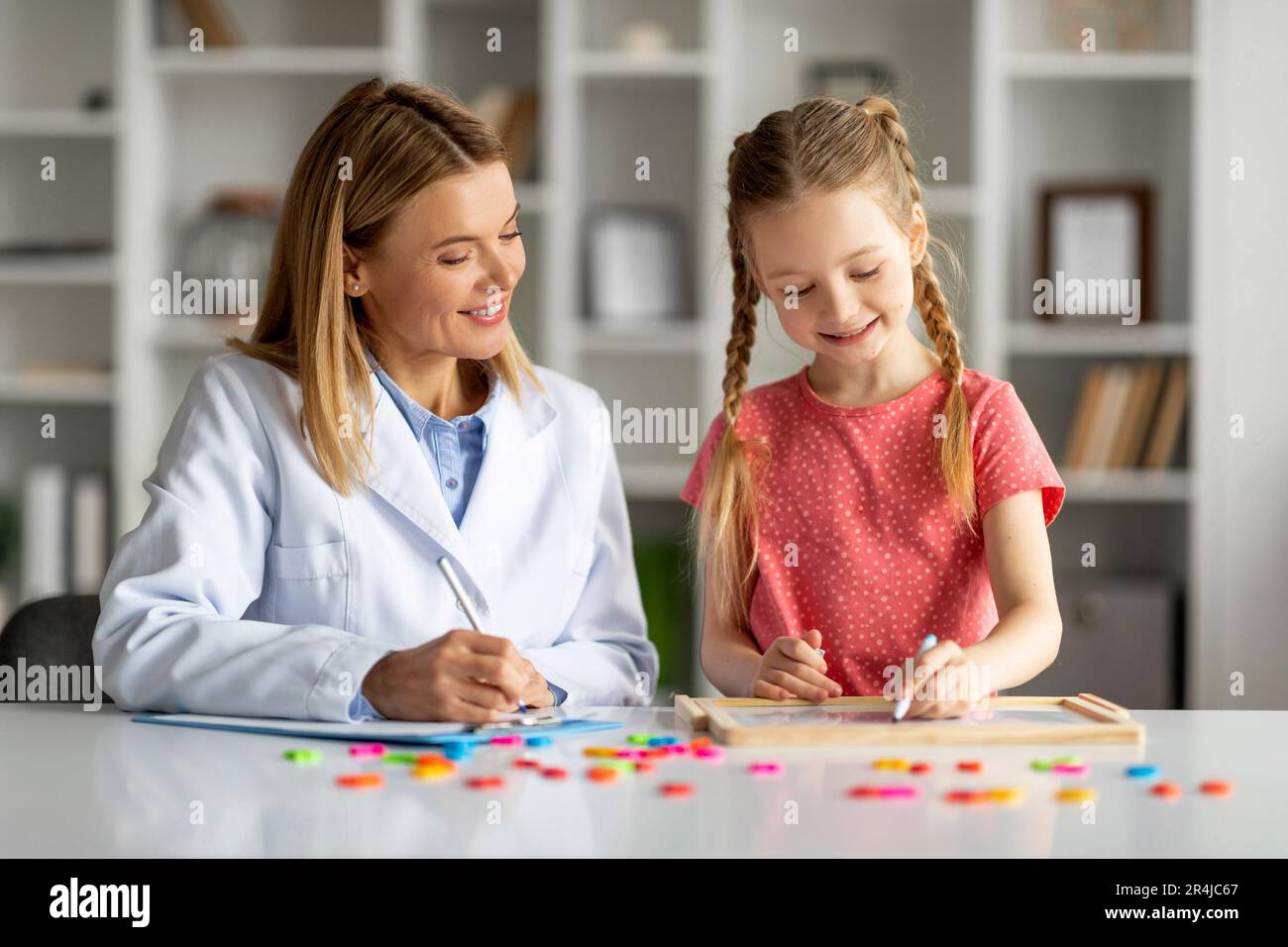 Professionelle Kinderpsychologin, Die Therapiesitzung Mit Dem Süßen Kleinen Mädchen Hat Stockfoto