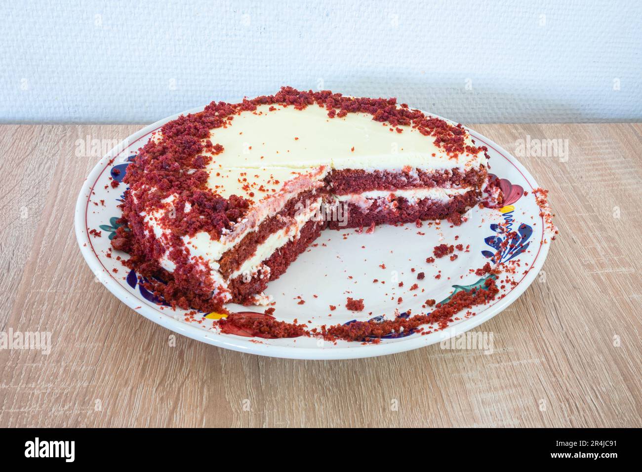 Roter Samtkuchen auf einem Teller Stockfoto