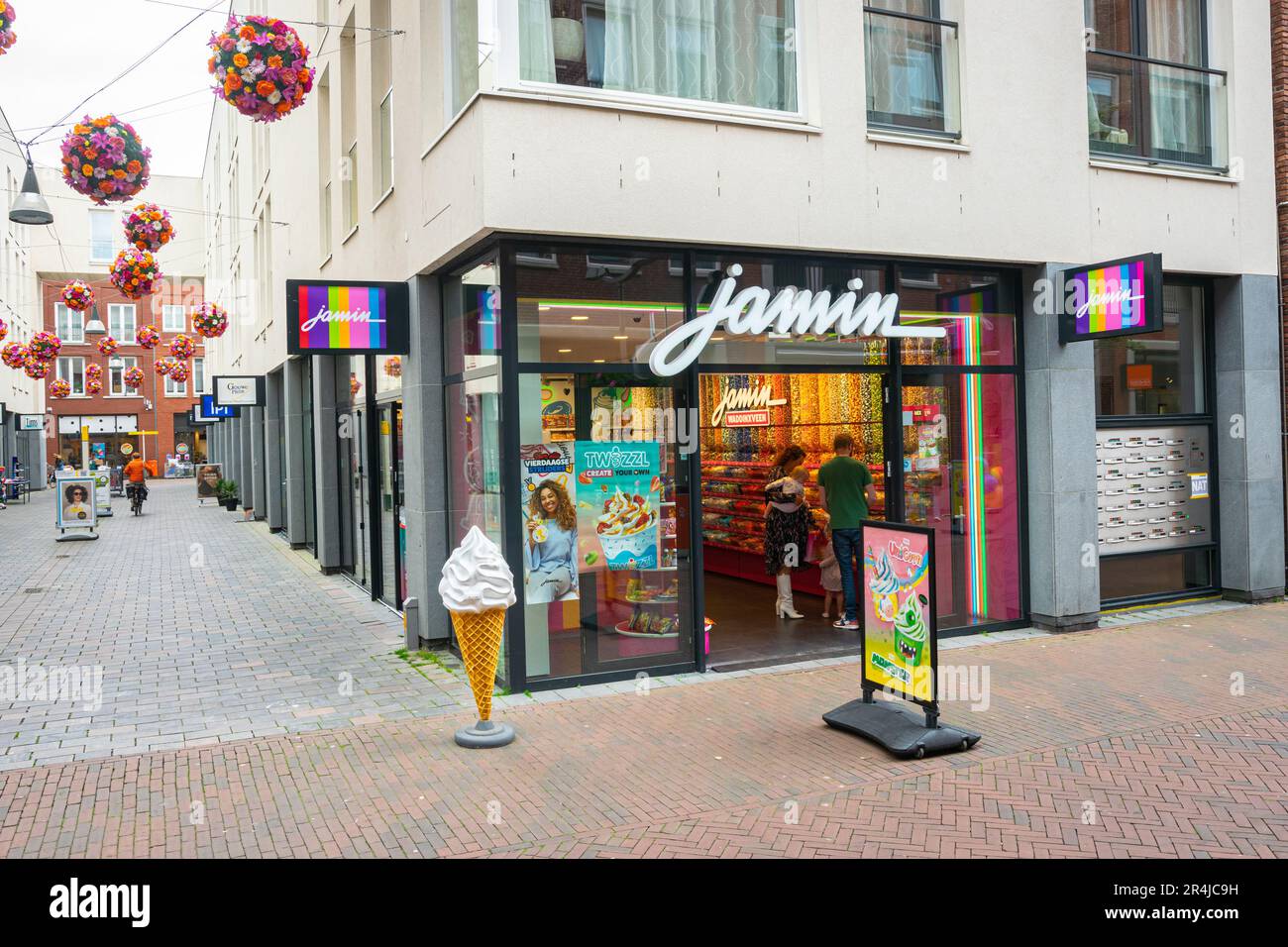 Bekannter Süßwaren- und Süßwarenladen der Ladenkette „Jamin“ in einer holländischen Einkaufsstraße. Stockfoto